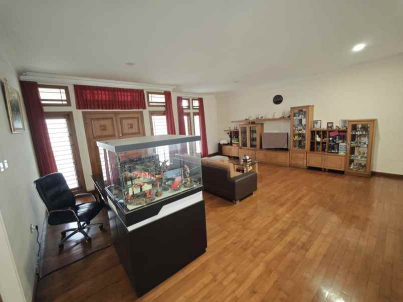 dijual rumah besar dan mewah di mekarwangi