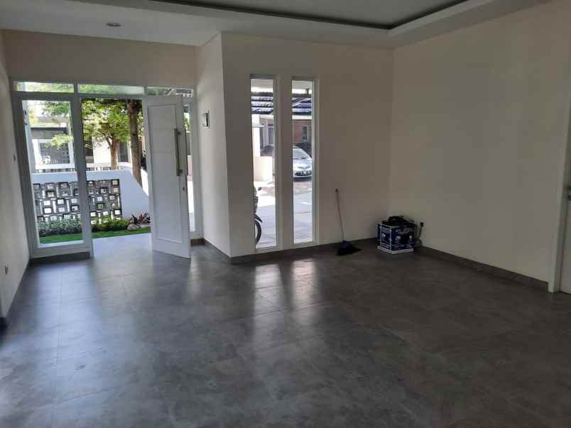 dijual rumah gegerkalong setiabudi