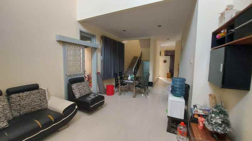 dijual rumah graha familil