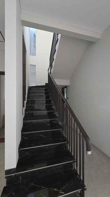 dijual rumah international village 2
