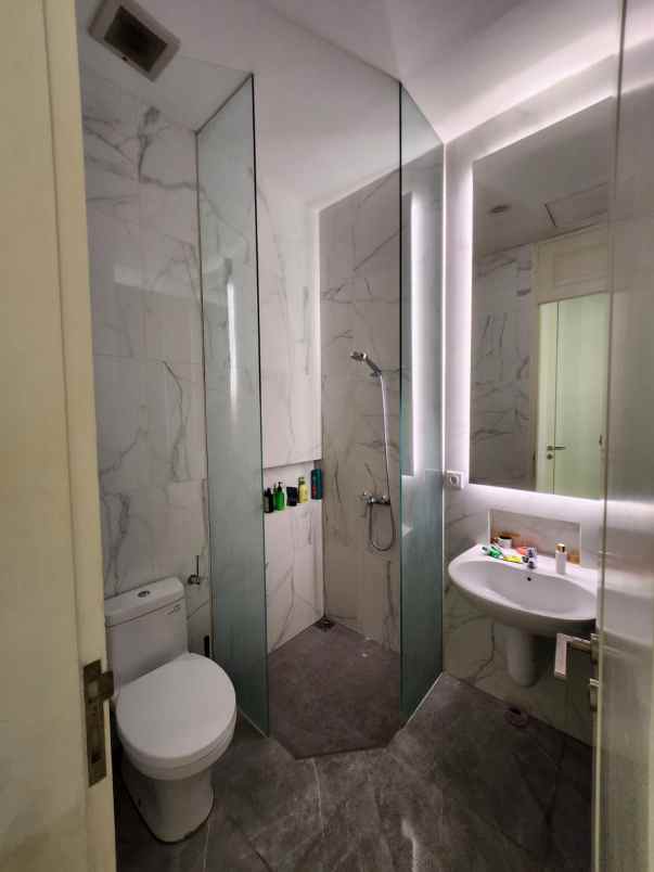 dijual rumah jalan grand pakuwon