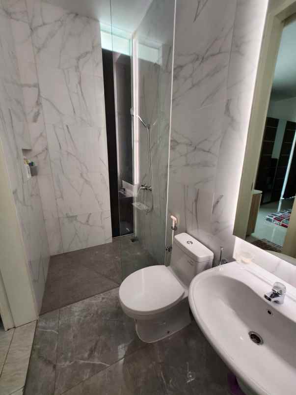 dijual rumah jalan grand pakuwon