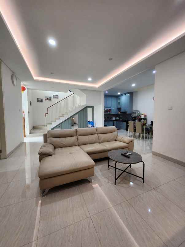 dijual rumah jalan grand pakuwon