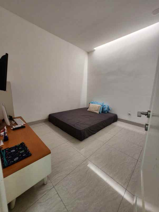 dijual rumah jalan grand pakuwon