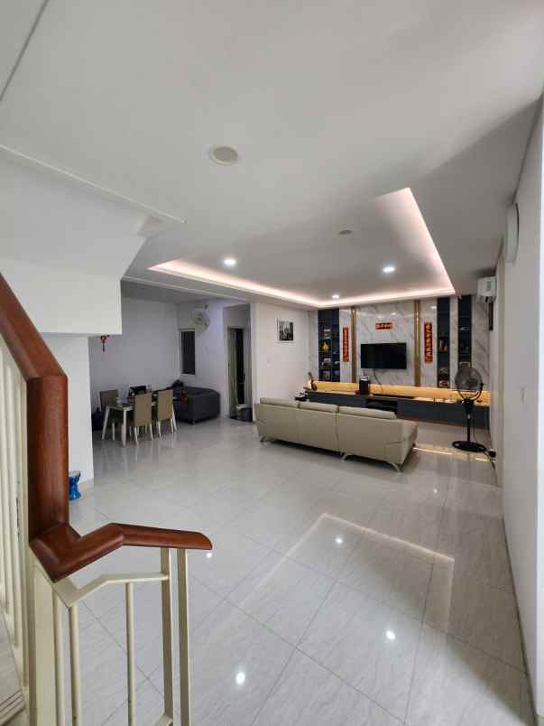 dijual rumah jalan grand pakuwon