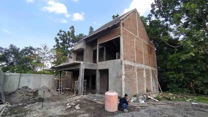 dijual rumah jalan kaliurang km 12