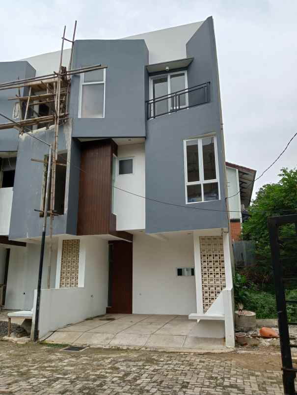 dijual rumah jalan poncol indah