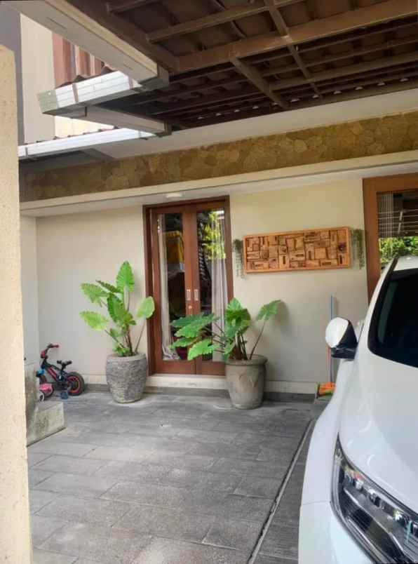 dijual rumah jalan pulau moyo