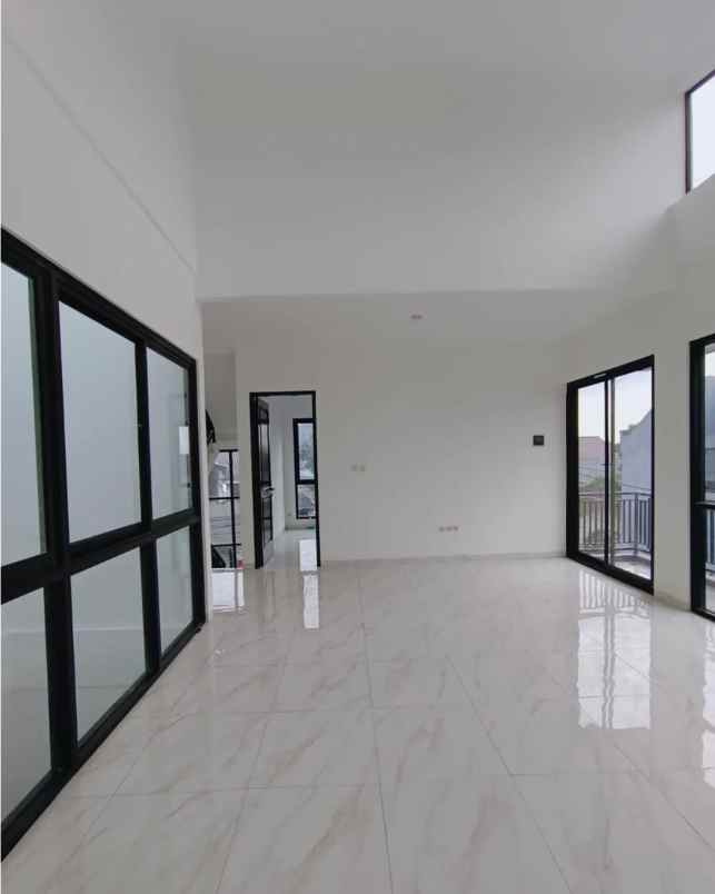 dijual rumah jalan raya meruya selatan