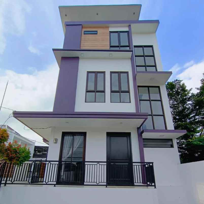 dijual rumah jalan raya meruya selatan