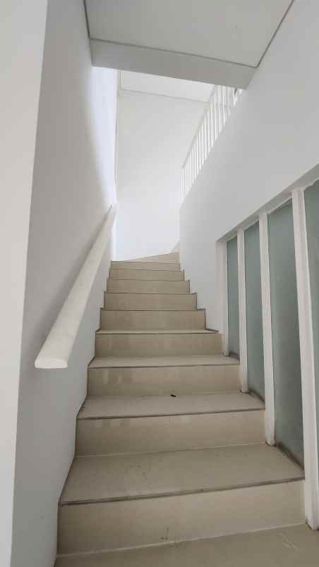 dijual rumah jalan royal residence