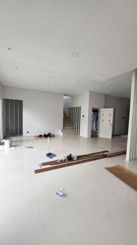 dijual rumah jalan royal residence