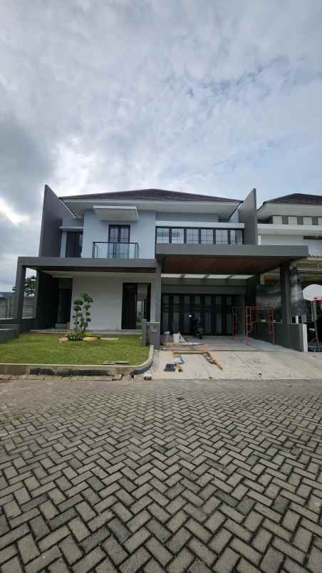 dijual rumah jalan royal residence