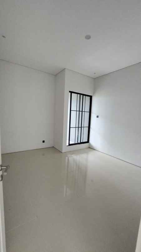 dijual rumah jalan royal residence