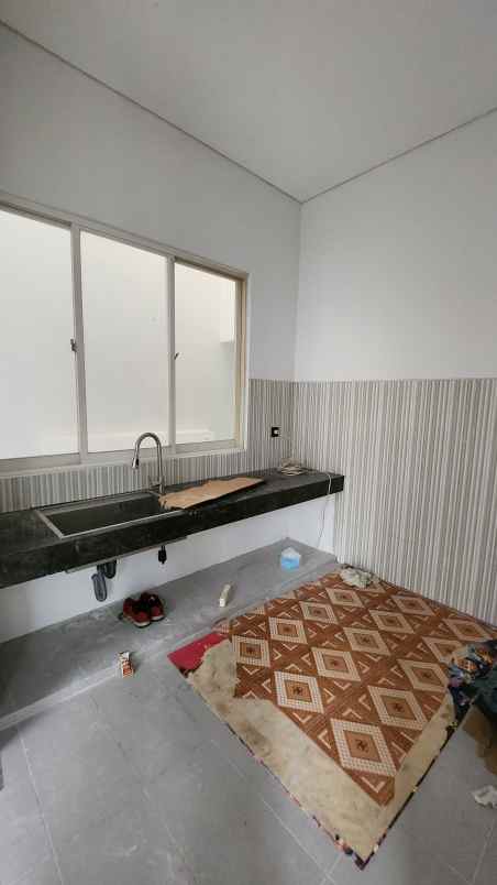 dijual rumah jalan royal residence