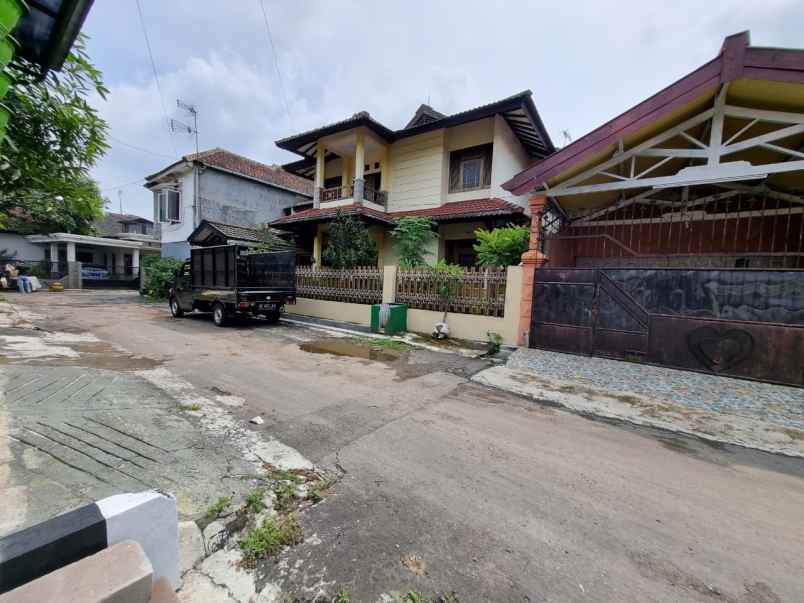 dijual rumah jl bunga kota malang