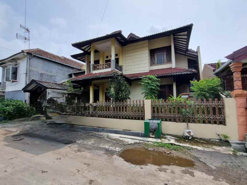 dijual rumah jl bunga kota malang