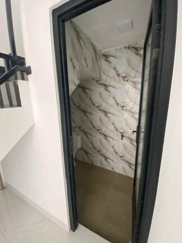 dijual rumah jl curug agung tanah baru