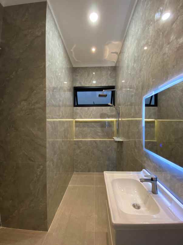 dijual rumah jl lapangan tembak cibubur