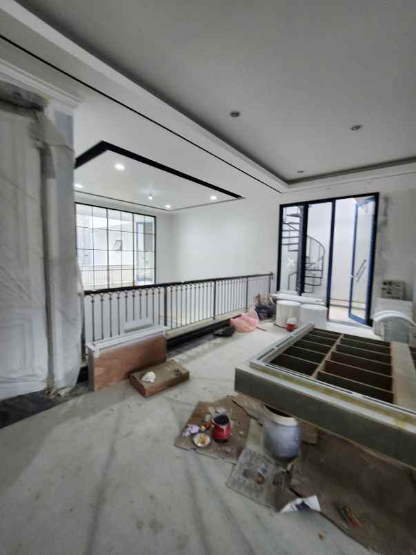 dijual rumah jl pakuwon indah