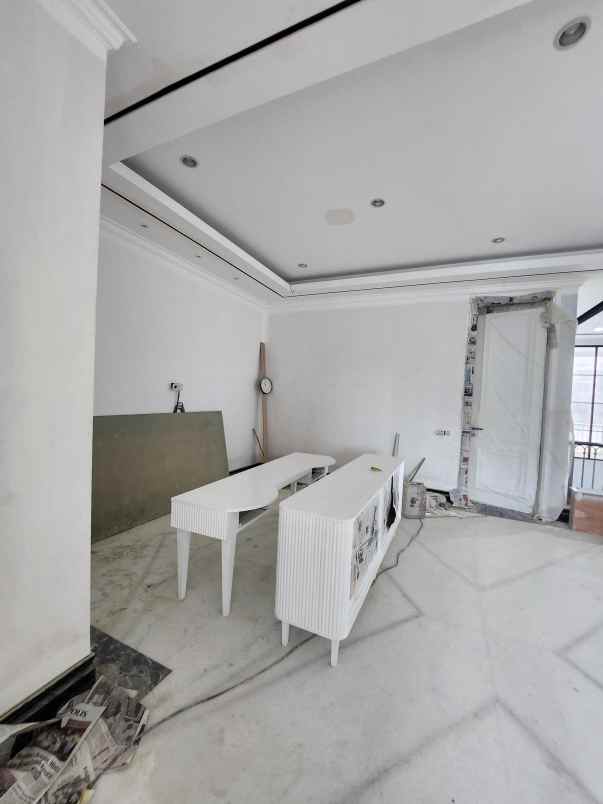 dijual rumah jl pakuwon indah