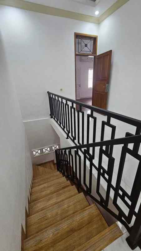 dijual rumah jl pondok kelapa duren