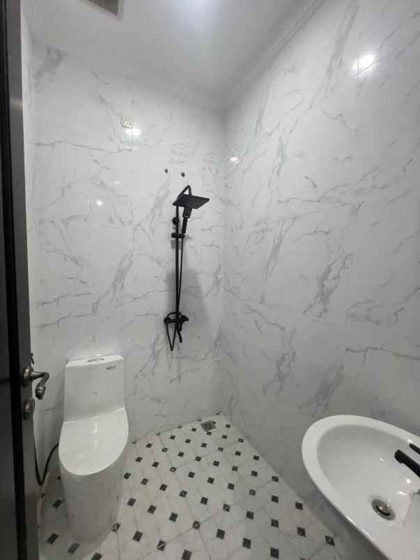 dijual rumah jl ratna raya jatibening