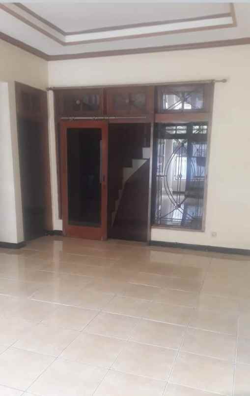 dijual rumah jl raya cipedak