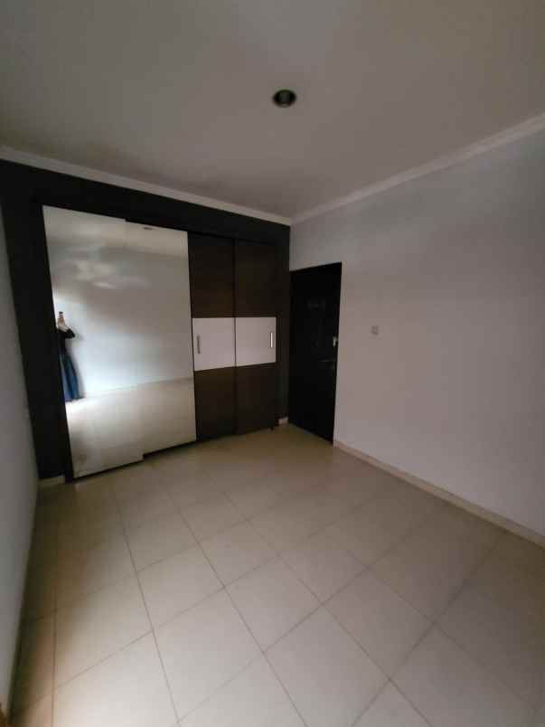 dijual rumah jl raya jatiwaringin