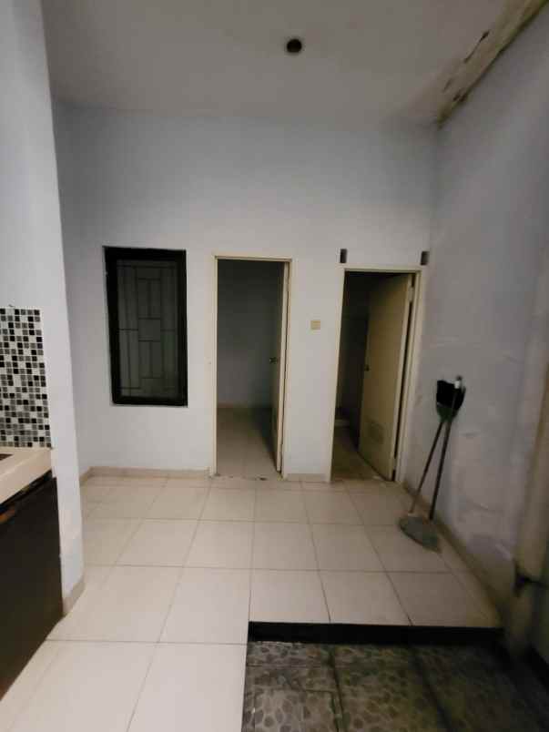 dijual rumah jl raya jatiwaringin