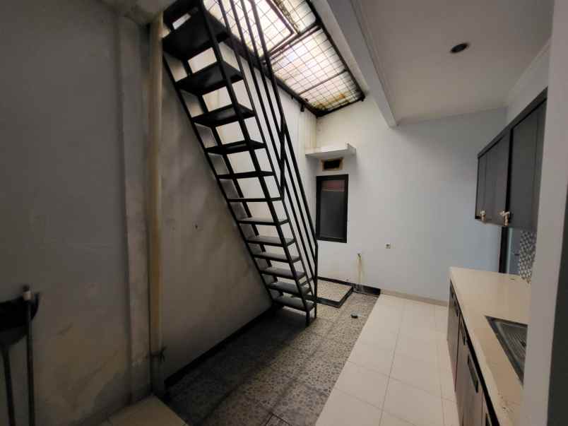 dijual rumah jl raya jatiwaringin