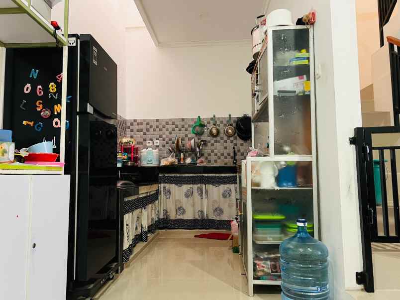 dijual rumah jl raya limo depok