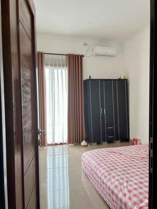 dijual rumah jl raya limo depok