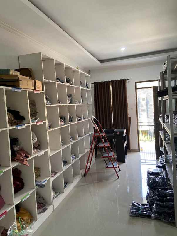 dijual rumah jl safir cisaranten