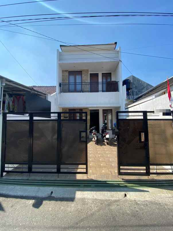 dijual rumah jl safir cisaranten