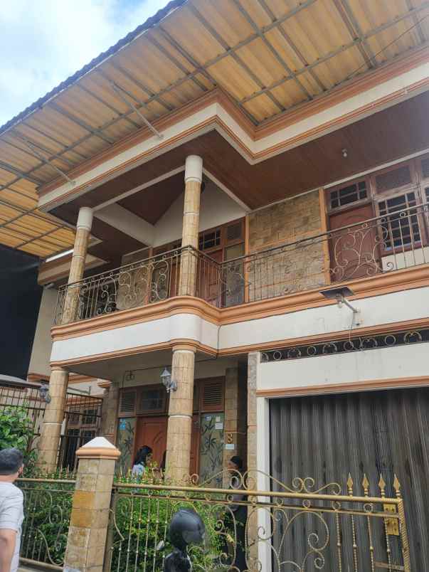 dijual rumah jl saturnus venus