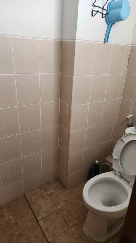 dijual rumah jl serua raya