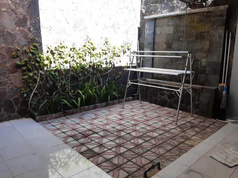 dijual rumah jl suropati