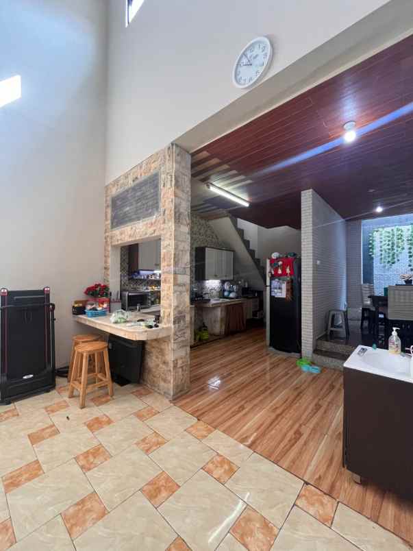 dijual rumah jl waruga parongpong