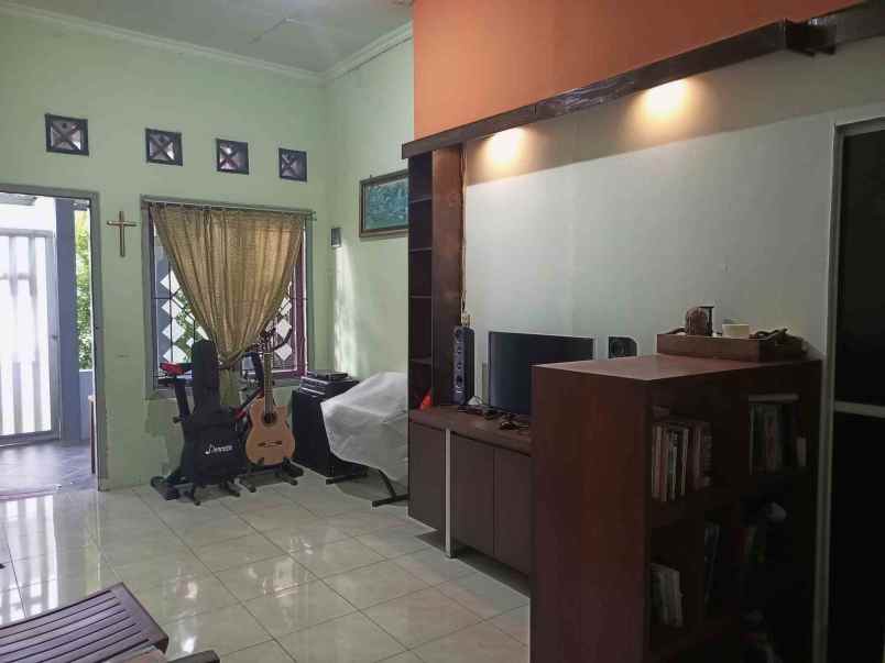 dijual rumah jl yos sudarso ungaran barat