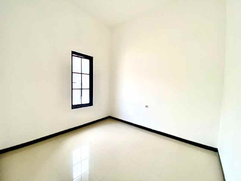 dijual rumah kebraon