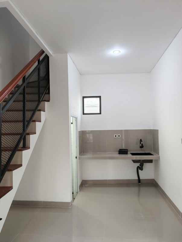 dijual rumah kelapa dua wetan ciracas