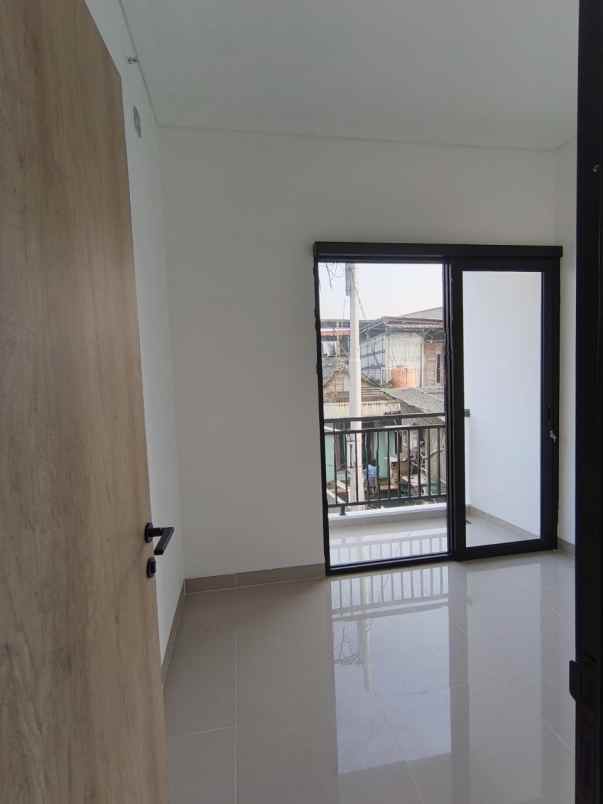 dijual rumah kelapa dua wetan ciracas