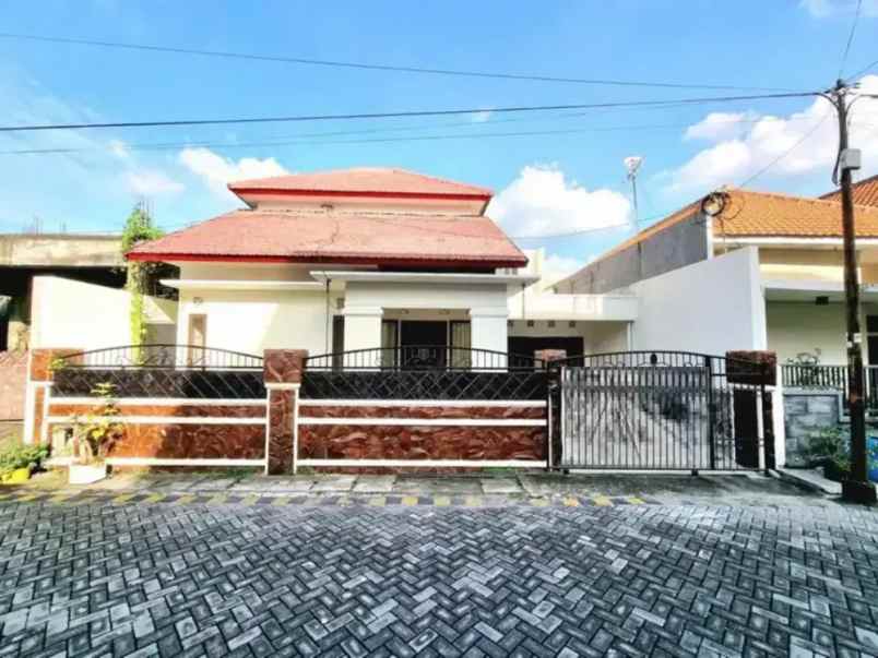 dijual rumah klampis sacharosa