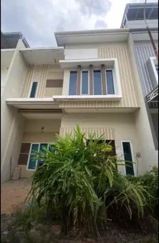 dijual rumah komplek graha metropolitan