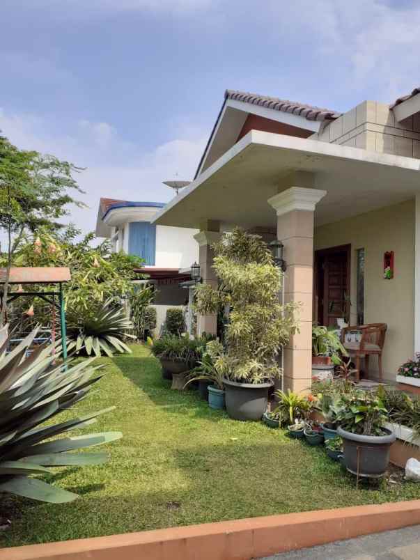 dijual rumah komplek graha puspa