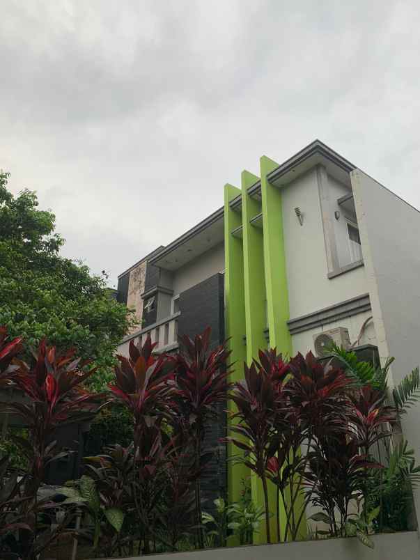 dijual rumah komplek kemang pratama