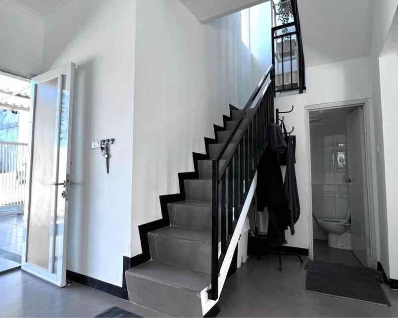 dijual rumah komplek mega regency