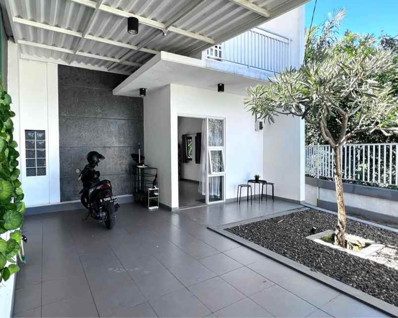 dijual rumah komplek mega regency