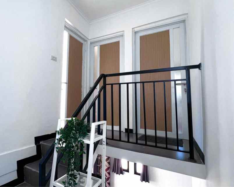 dijual rumah komplek mega regency